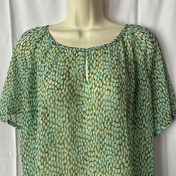 CAbi Keyhole Front Short Sleeve Top Shirt Blouse **Size M** - Picture 3 of 4